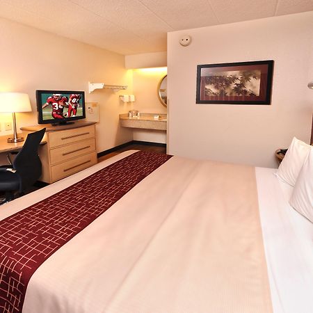 Red Roof Inn Феърмонт Екстериор снимка