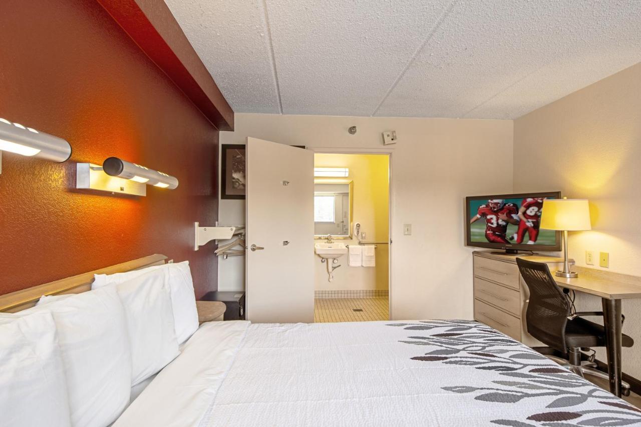 Red Roof Inn Феърмонт Екстериор снимка