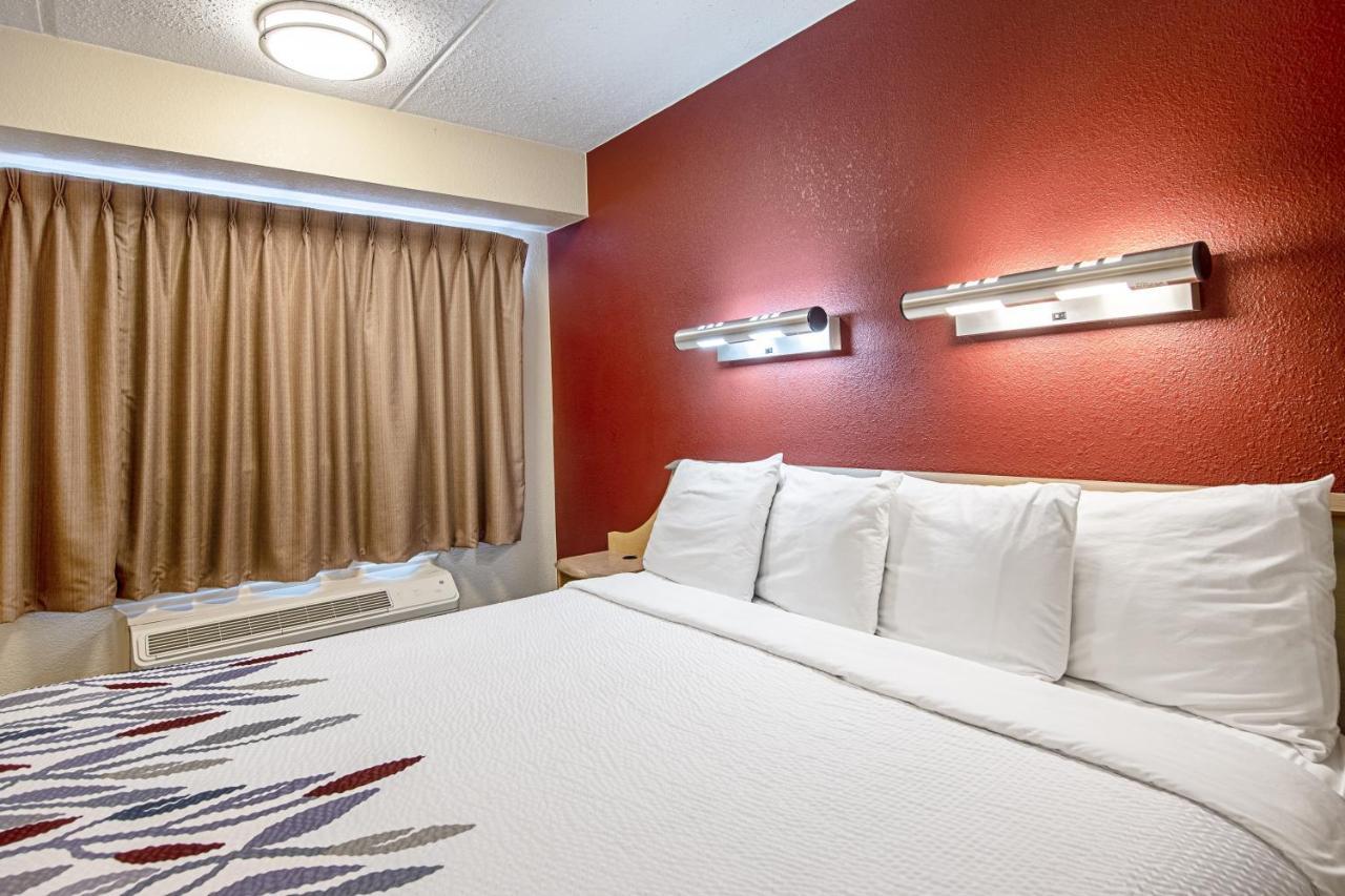 Red Roof Inn Феърмонт Екстериор снимка