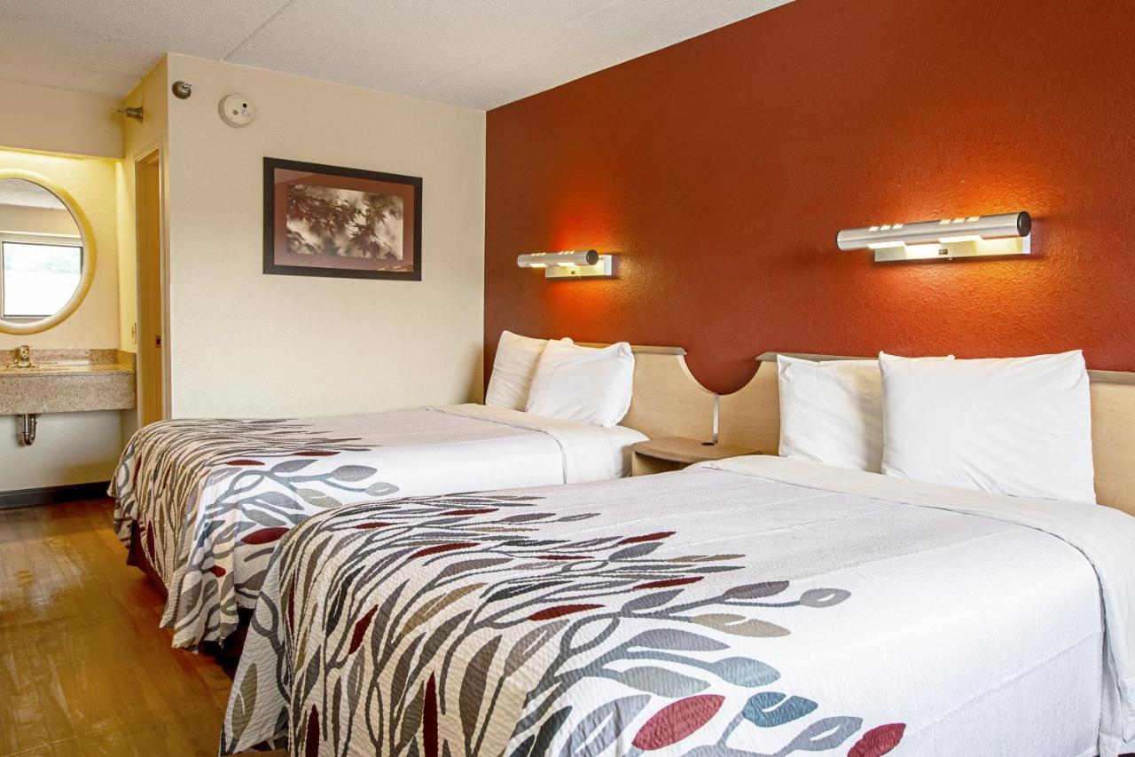 Red Roof Inn Феърмонт Екстериор снимка