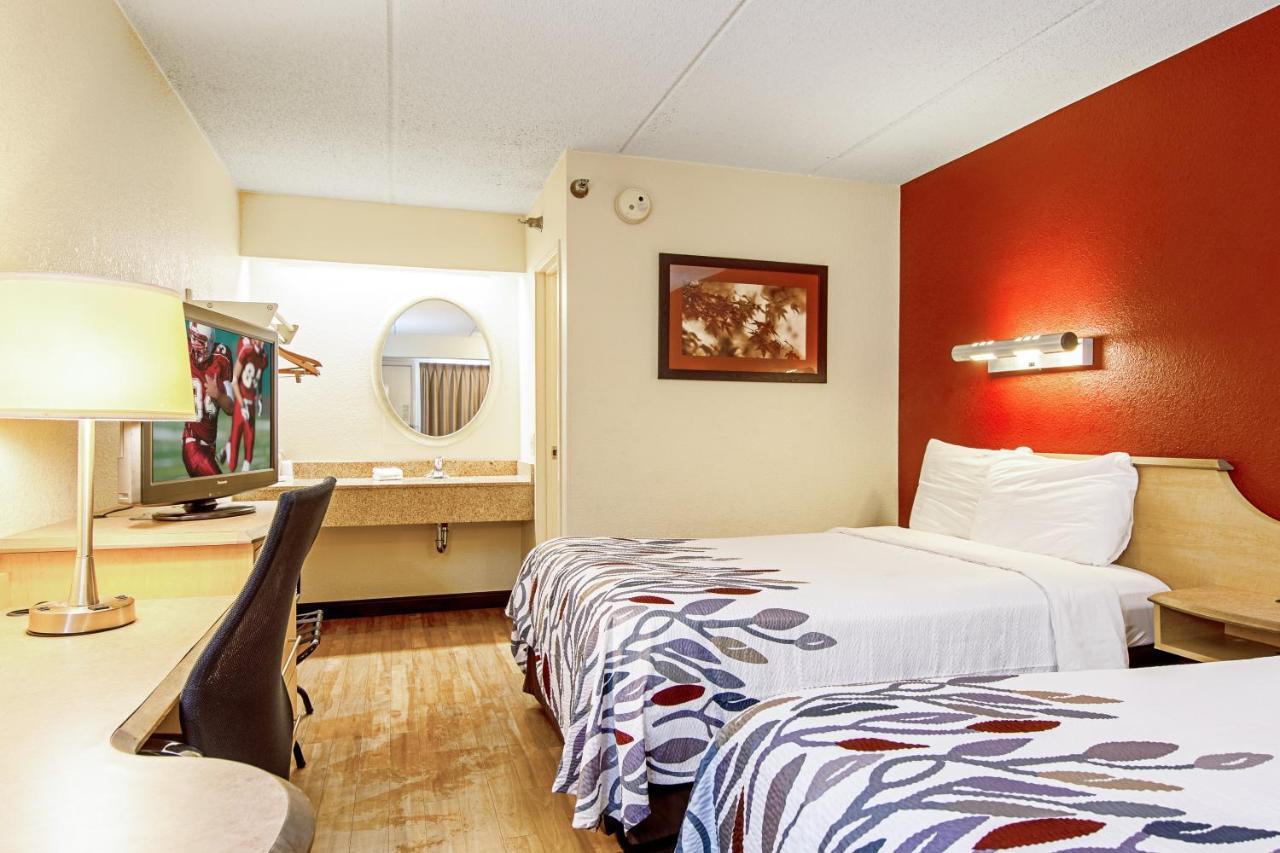 Red Roof Inn Феърмонт Екстериор снимка