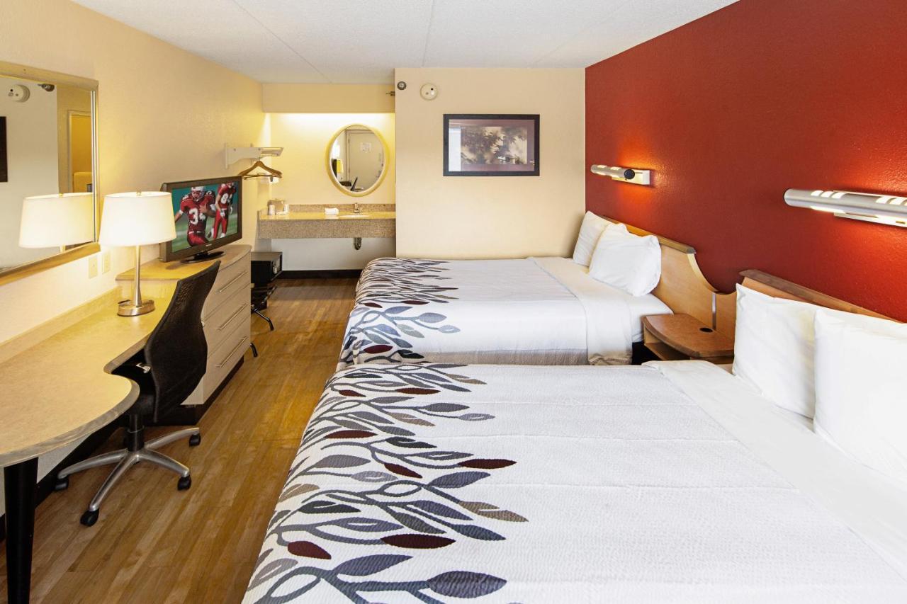 Red Roof Inn Феърмонт Екстериор снимка