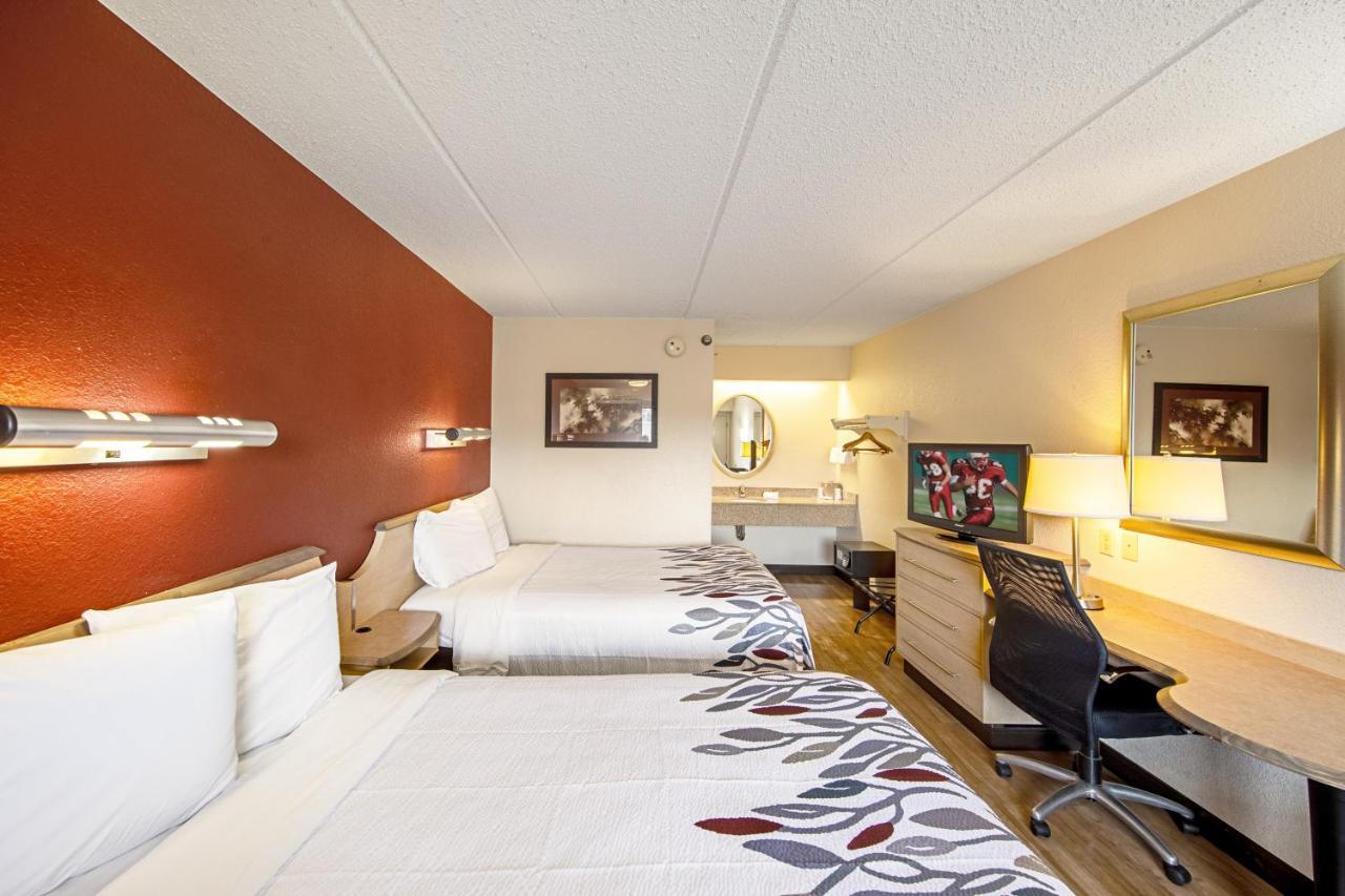 Red Roof Inn Феърмонт Екстериор снимка