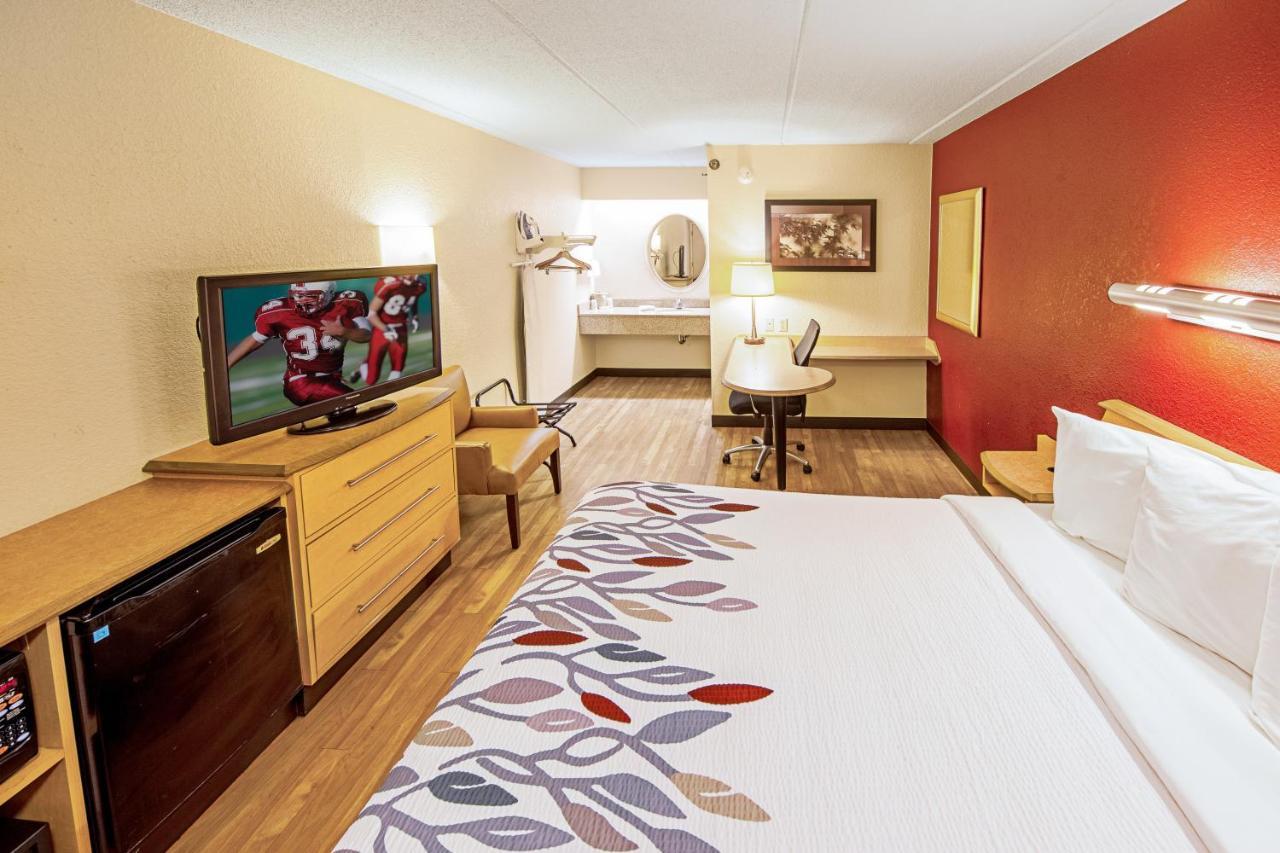 Red Roof Inn Феърмонт Екстериор снимка
