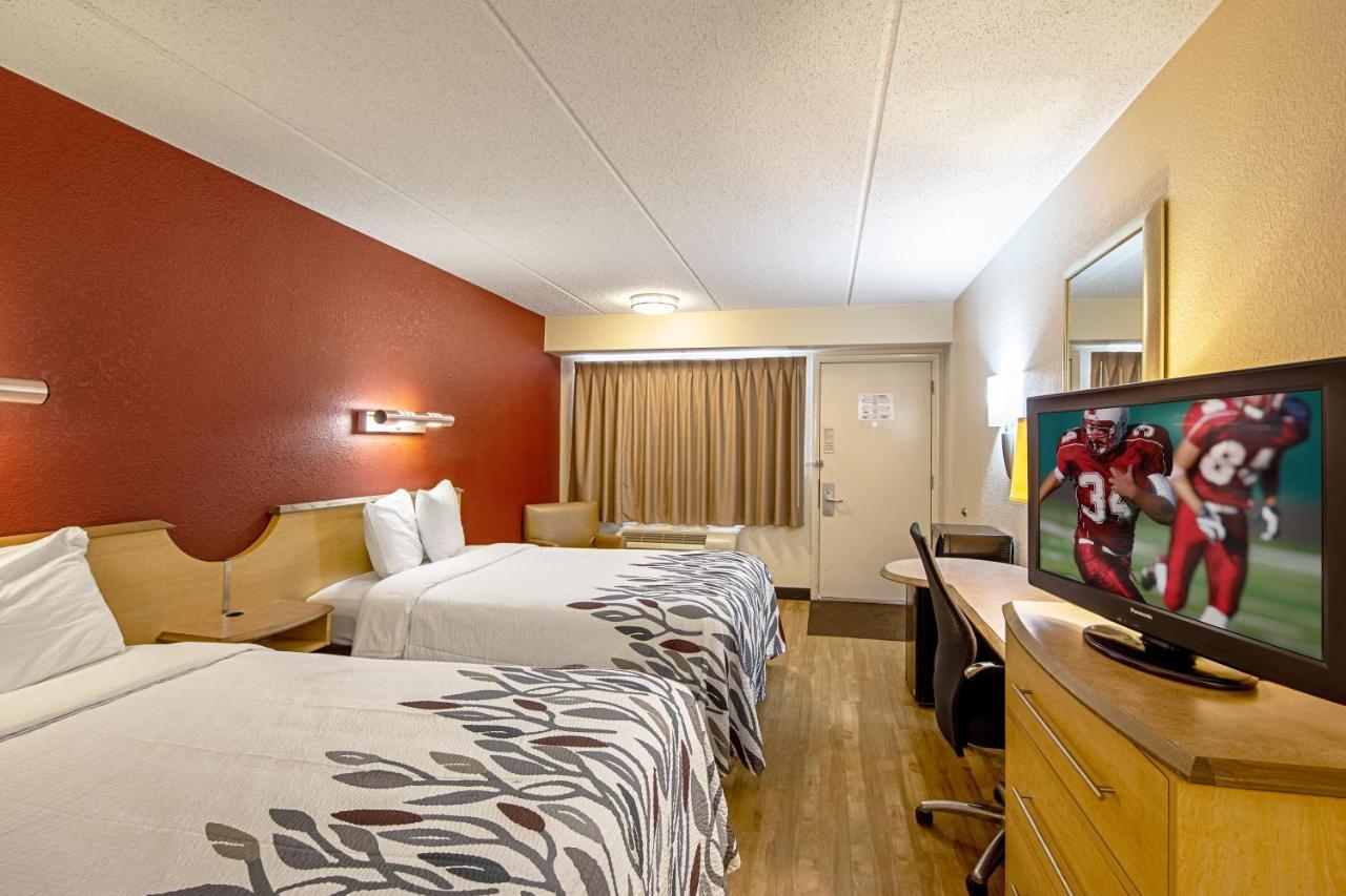 Red Roof Inn Феърмонт Екстериор снимка