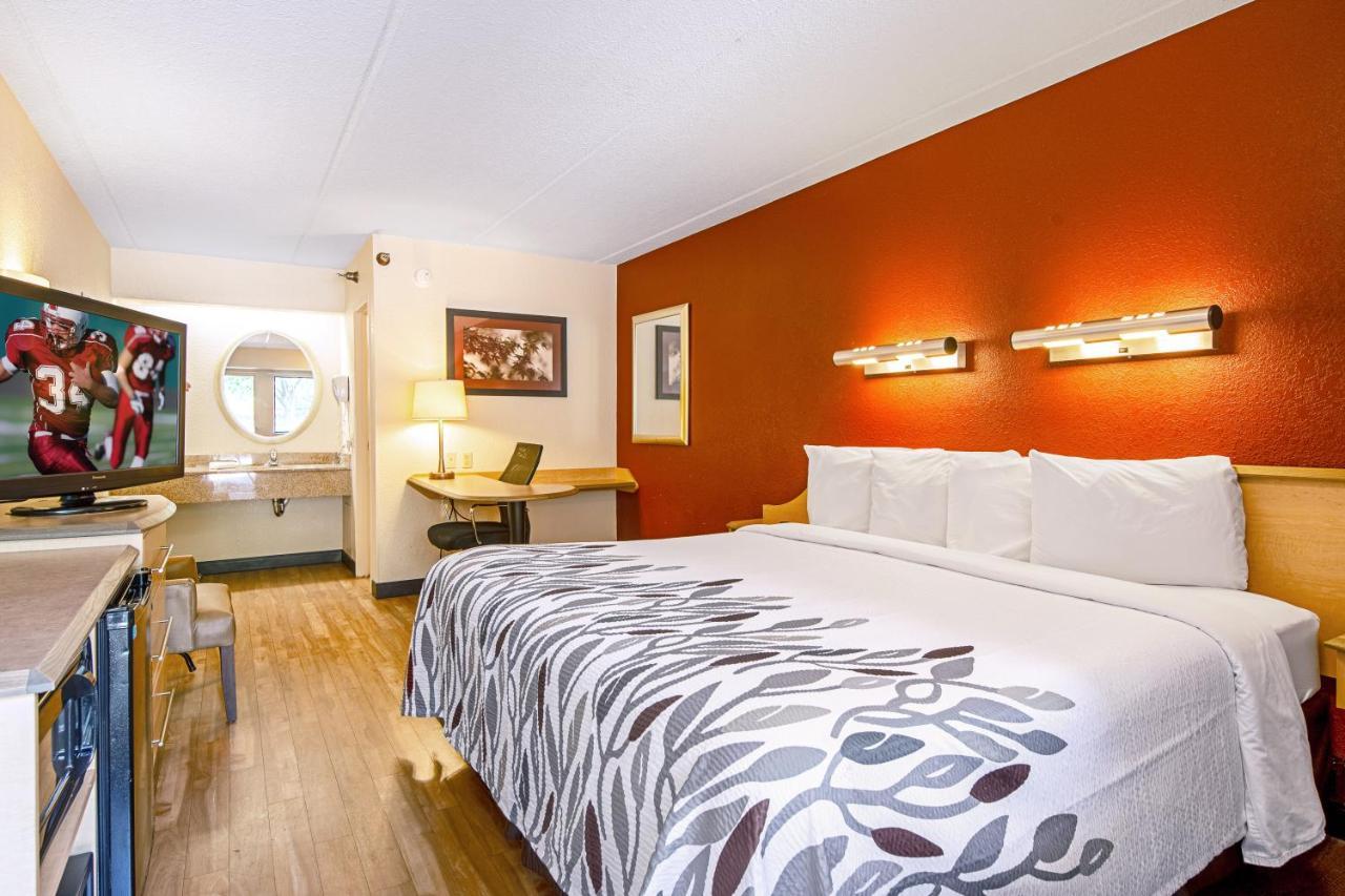 Red Roof Inn Феърмонт Екстериор снимка