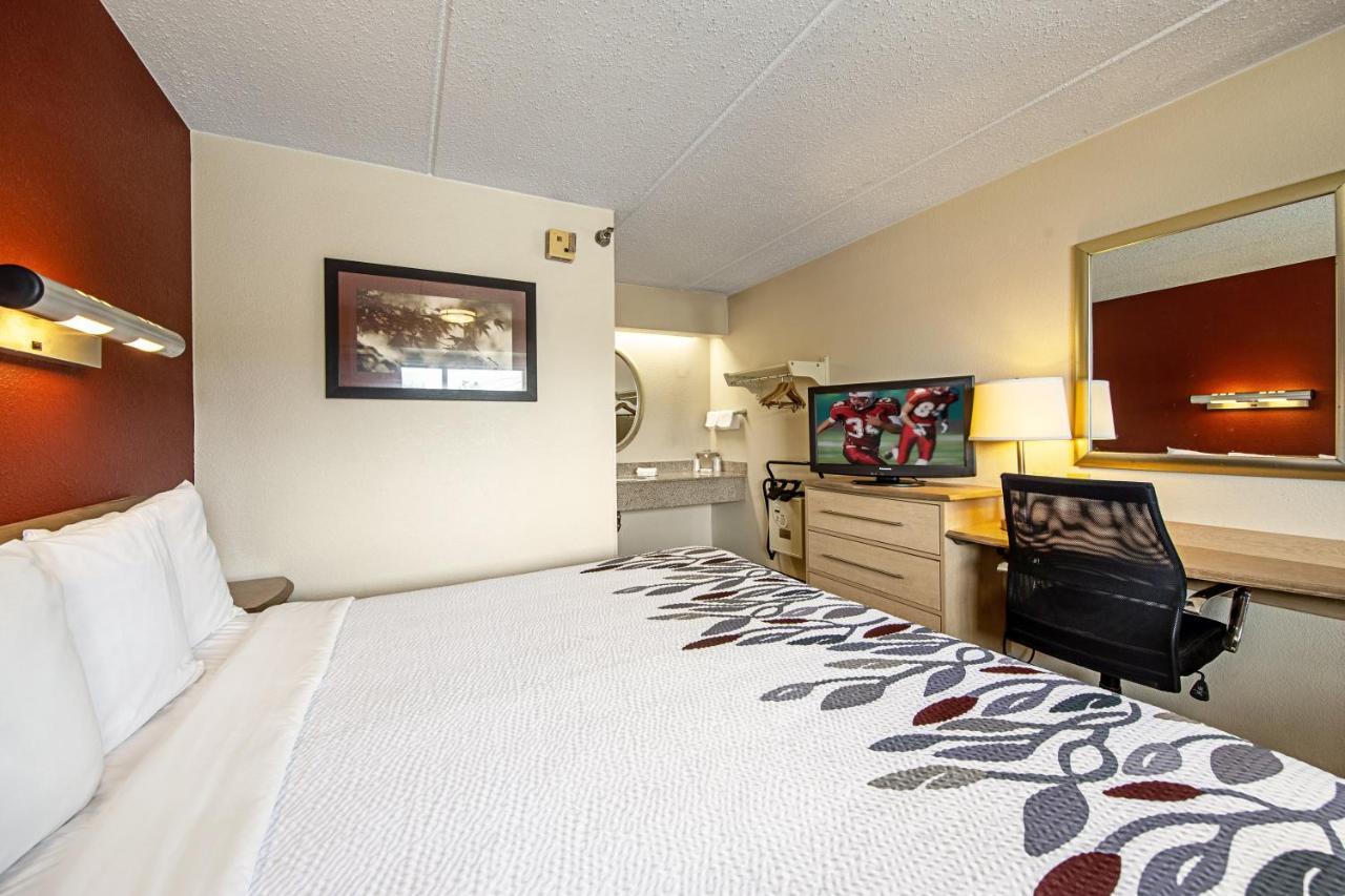 Red Roof Inn Феърмонт Екстериор снимка