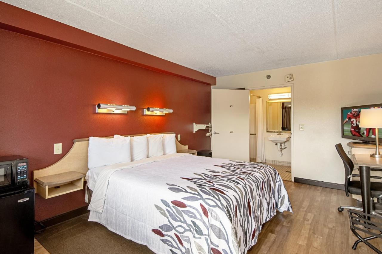 Red Roof Inn Феърмонт Екстериор снимка