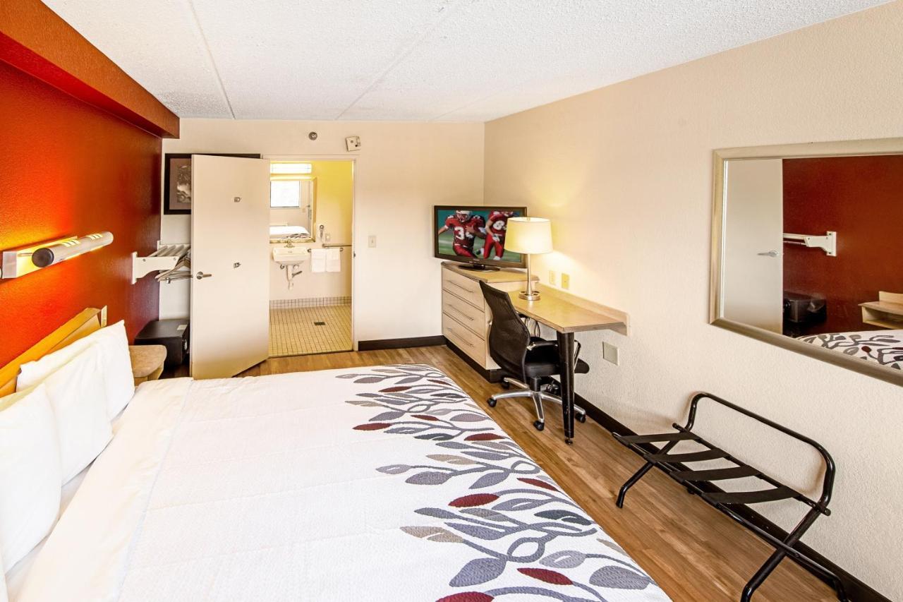 Red Roof Inn Феърмонт Екстериор снимка