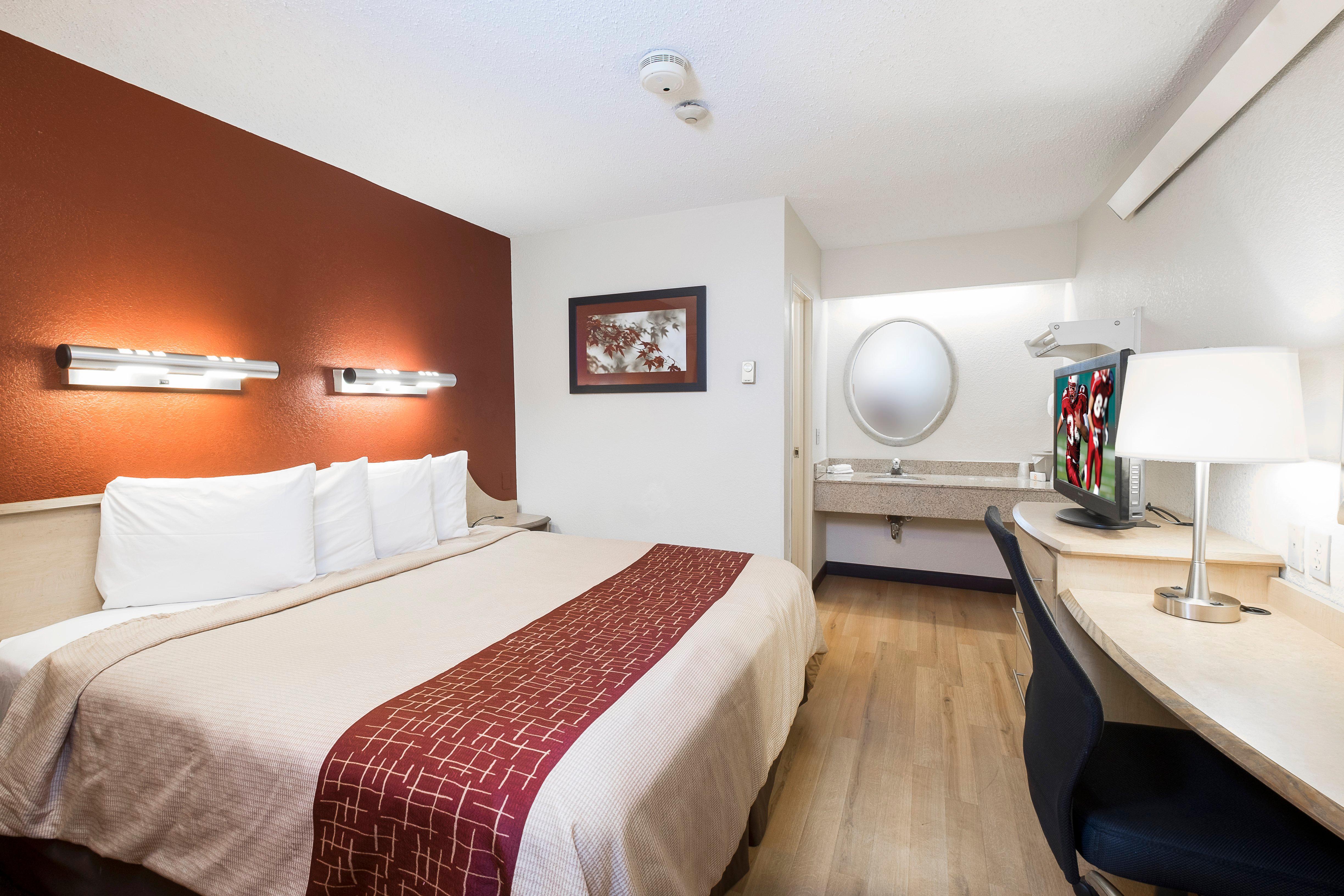 Red Roof Inn Феърмонт Екстериор снимка