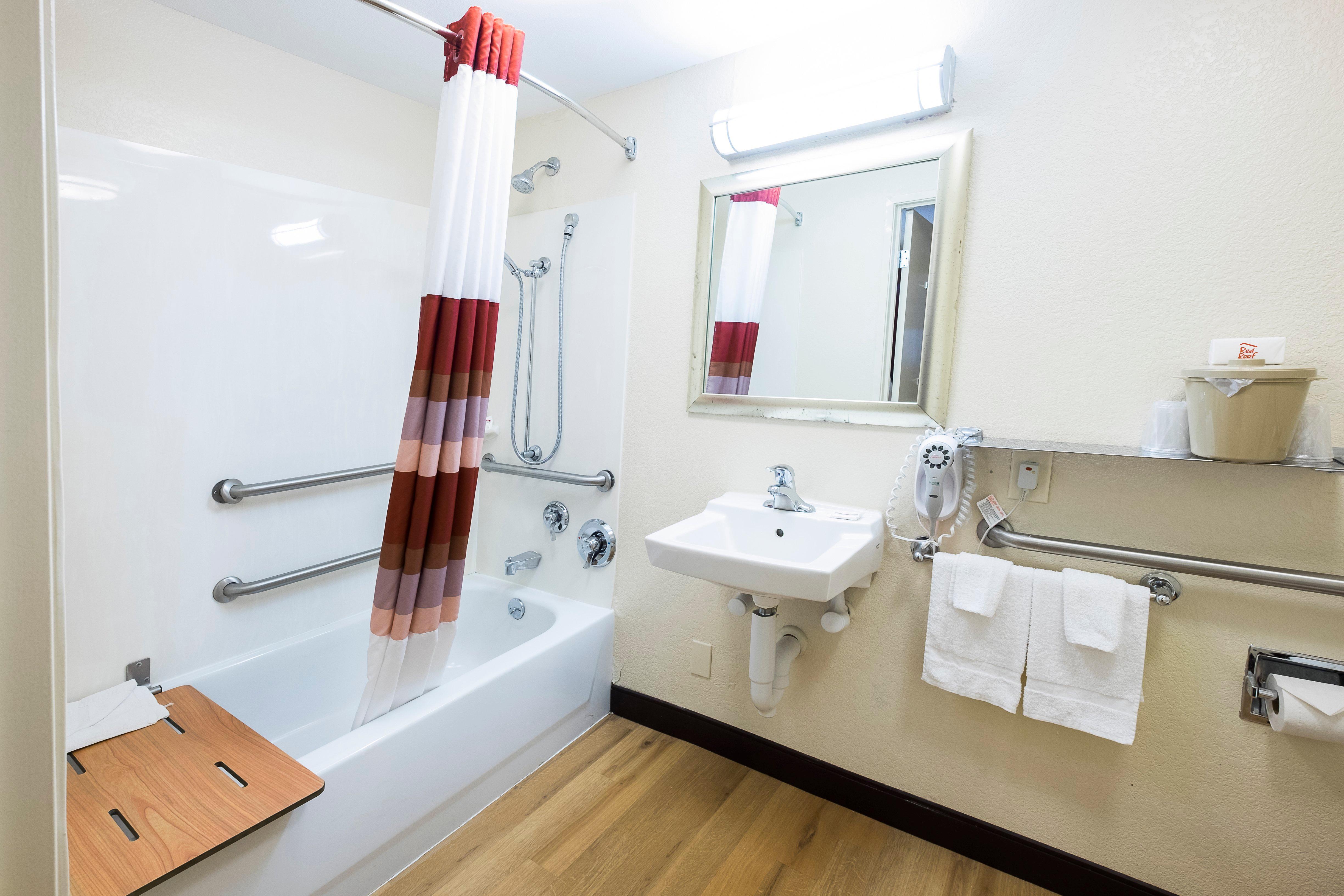 Red Roof Inn Феърмонт Екстериор снимка