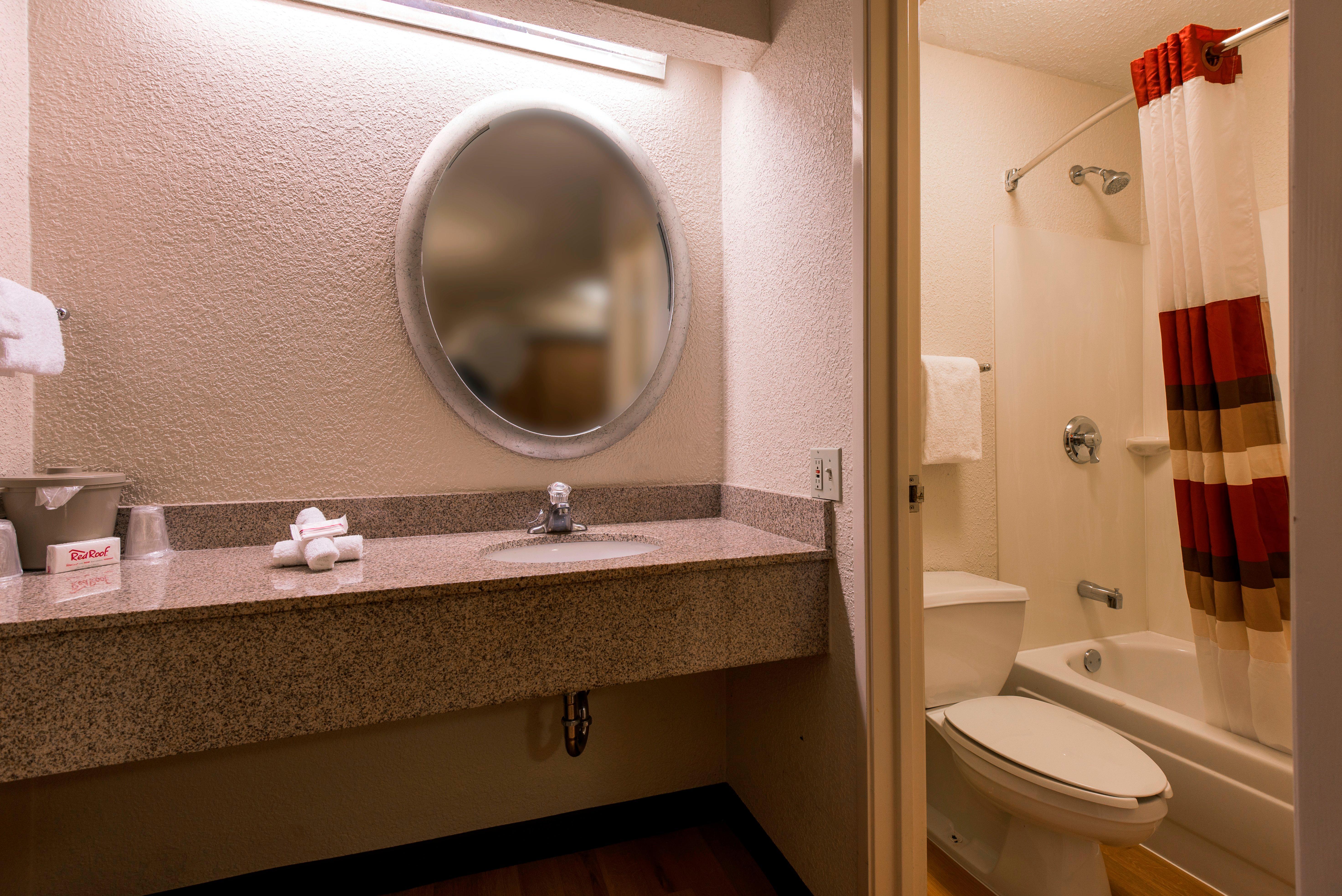 Red Roof Inn Феърмонт Екстериор снимка