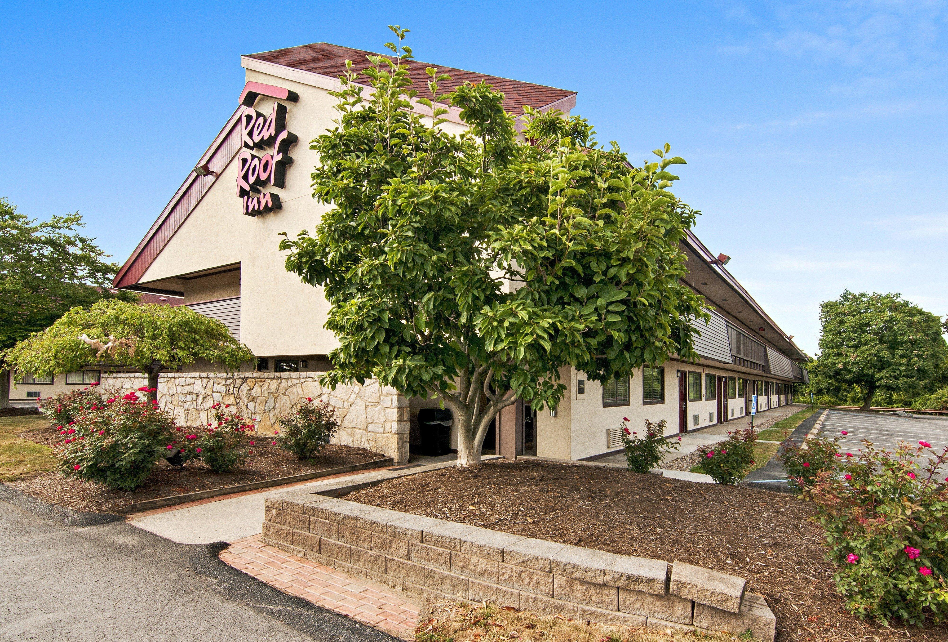 Red Roof Inn Феърмонт Екстериор снимка