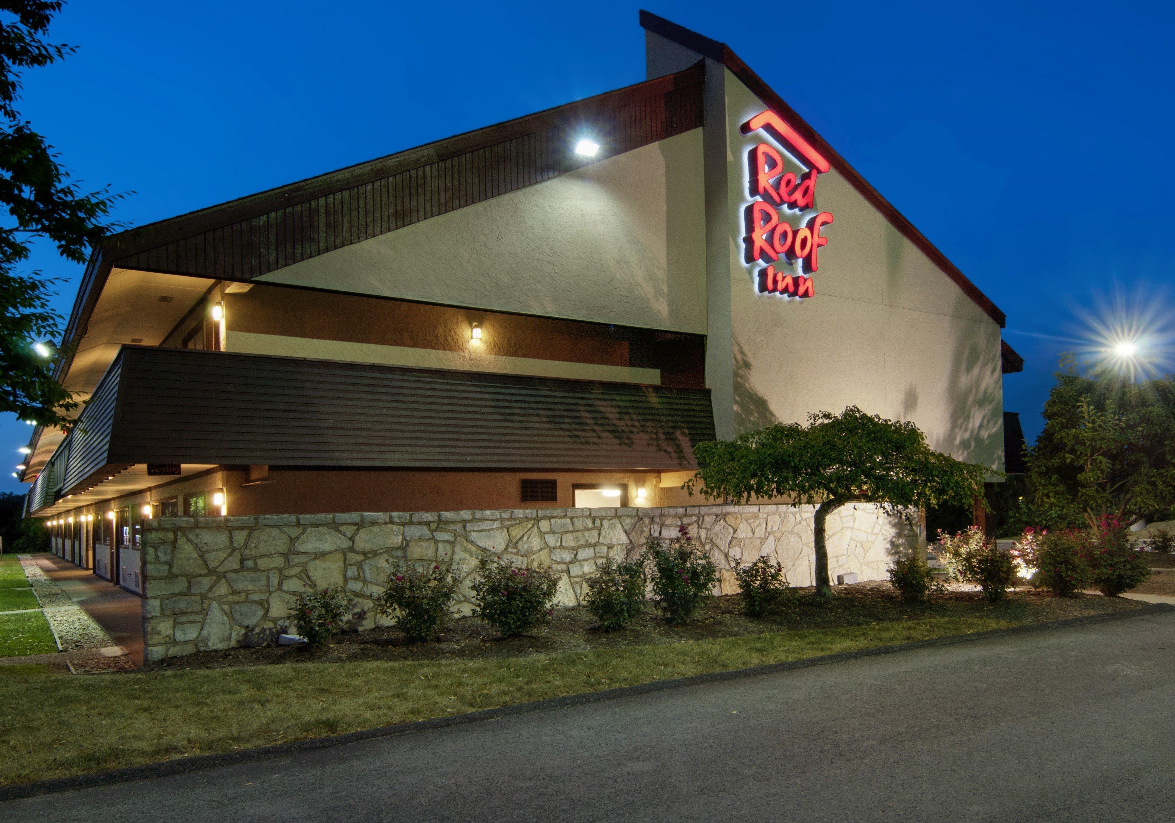Red Roof Inn Феърмонт Екстериор снимка