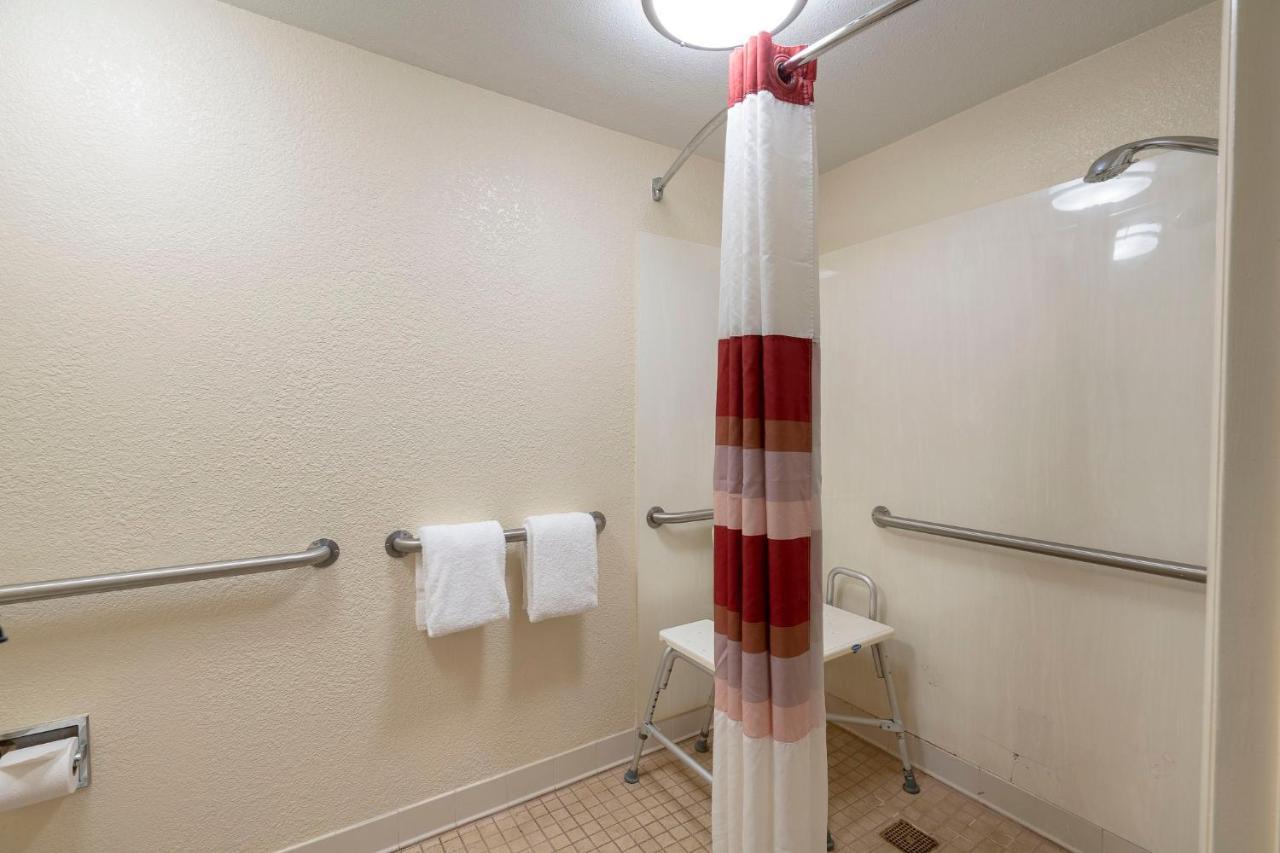 Red Roof Inn Феърмонт Екстериор снимка