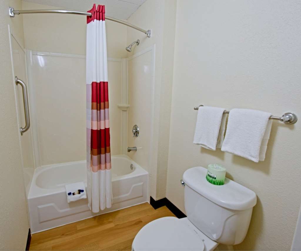 Red Roof Inn Феърмонт Стая снимка
