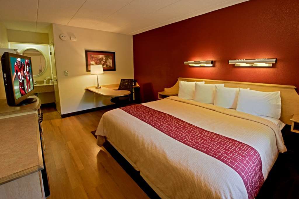 Red Roof Inn Феърмонт Стая снимка