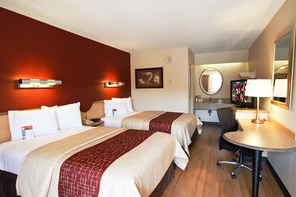 Red Roof Inn Феърмонт Стая снимка