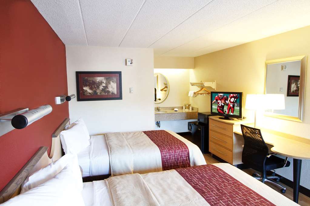Red Roof Inn Феърмонт Стая снимка