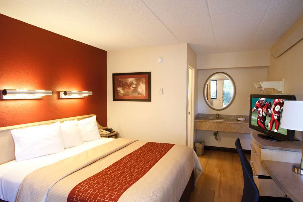 Red Roof Inn Феърмонт Стая снимка