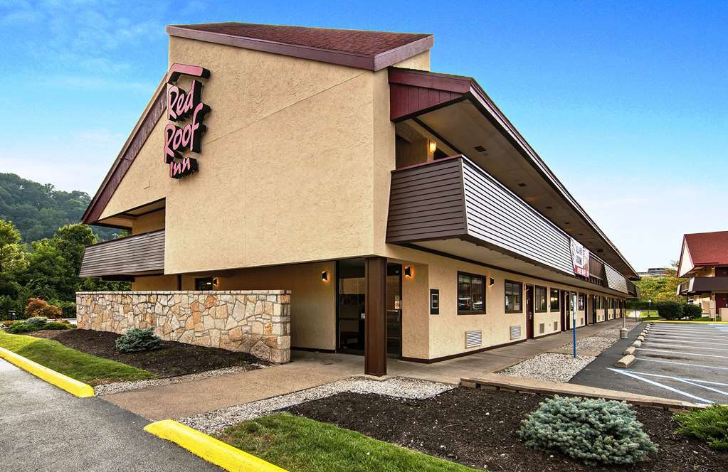 Red Roof Inn Феърмонт Интериор снимка