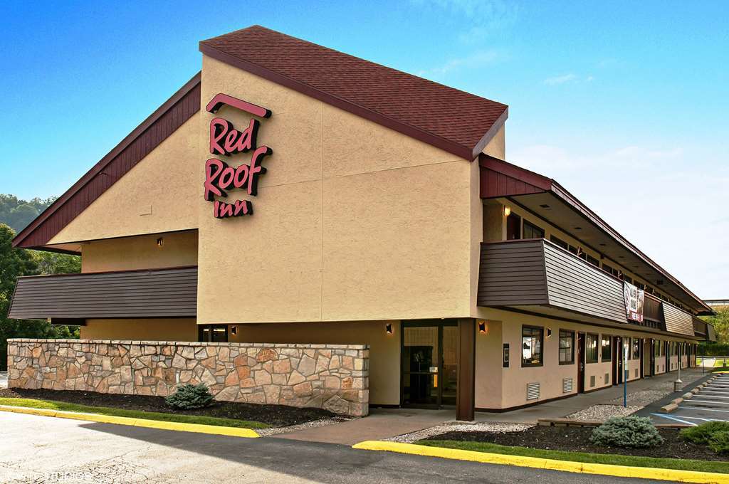 Red Roof Inn Феърмонт Екстериор снимка
