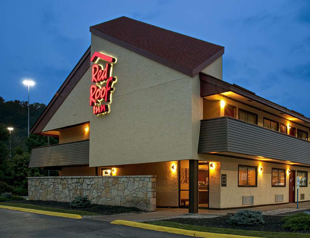 Red Roof Inn Феърмонт Екстериор снимка