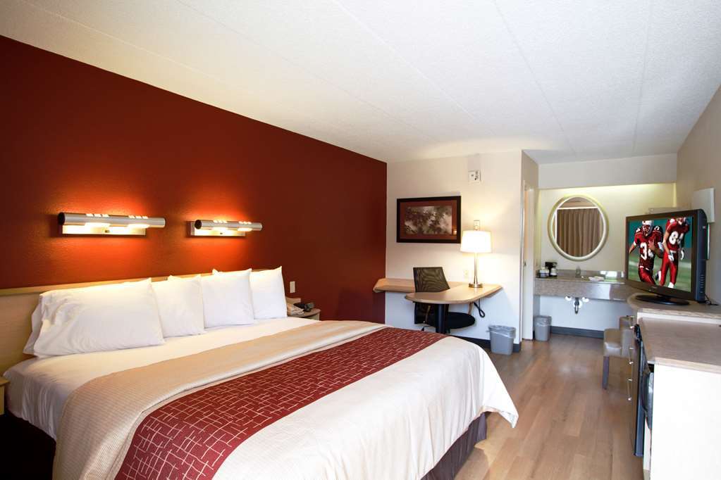 Red Roof Inn Феърмонт Стая снимка