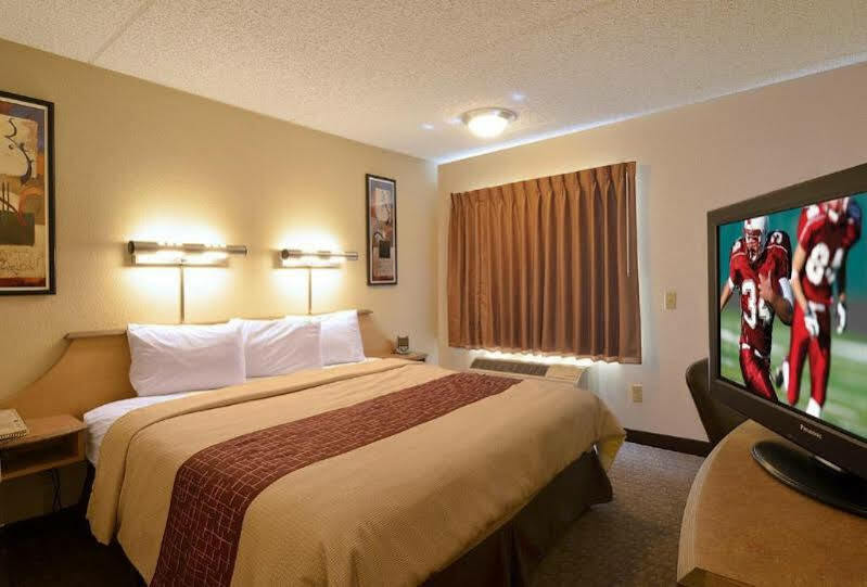 Red Roof Inn Феърмонт Екстериор снимка