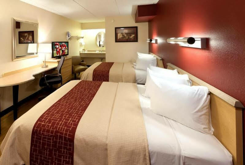 Red Roof Inn Феърмонт Екстериор снимка