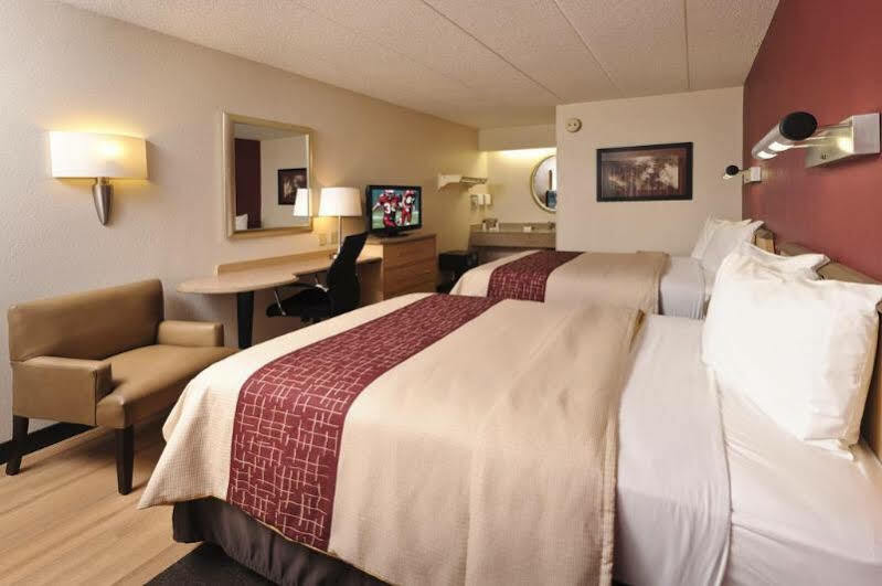 Red Roof Inn Феърмонт Екстериор снимка