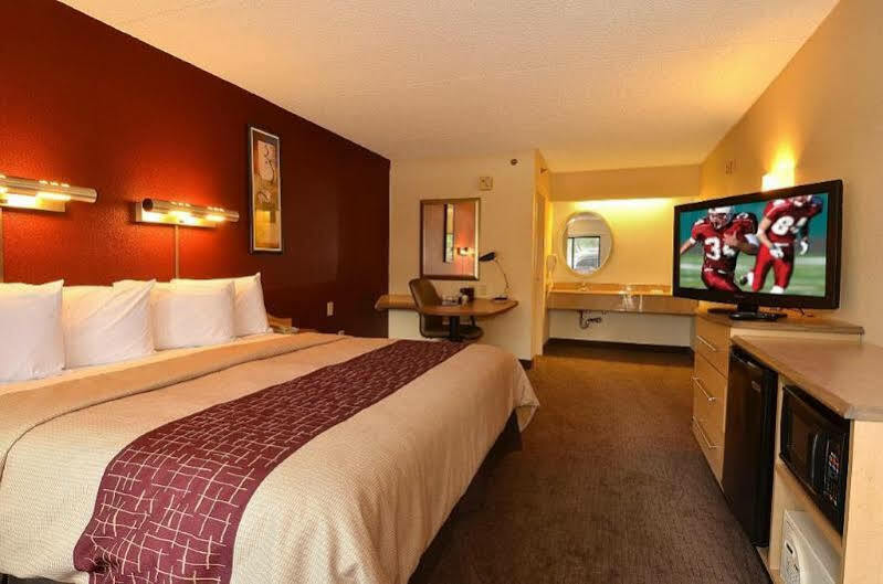 Red Roof Inn Феърмонт Екстериор снимка