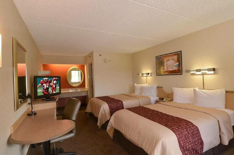 Red Roof Inn Феърмонт Екстериор снимка
