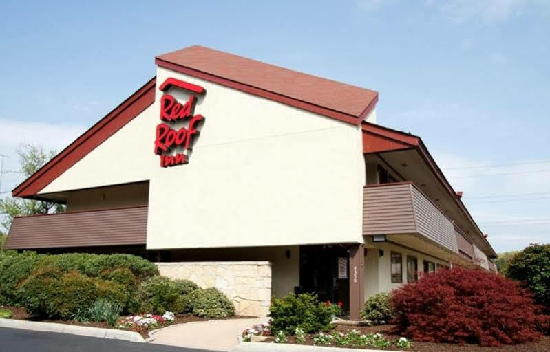 Red Roof Inn Феърмонт Екстериор снимка