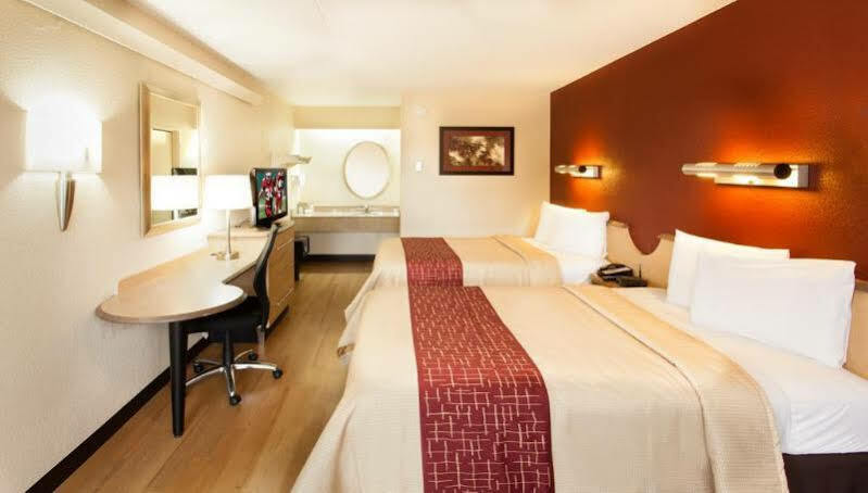 Red Roof Inn Феърмонт Екстериор снимка